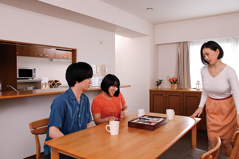 Đang Bí Mật Làm Chuyện Đó Với Mẹ Cô Ấy… Reika Ichiba